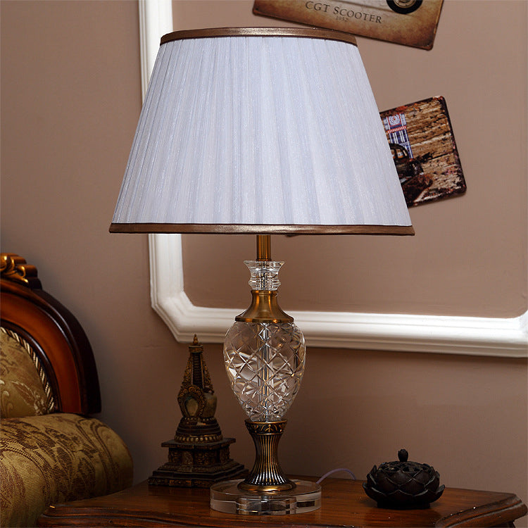 Lampada da notte tradizionale con paralume plissettato, lampada da tavolo in tessuto a 1 luce in bianco per camera da letto