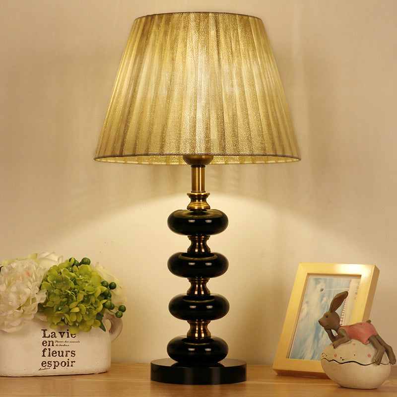 Lampe de table de nuit à ampoule unique beige Lampe de table de chevet conique en tissu rural avec accent en cristal