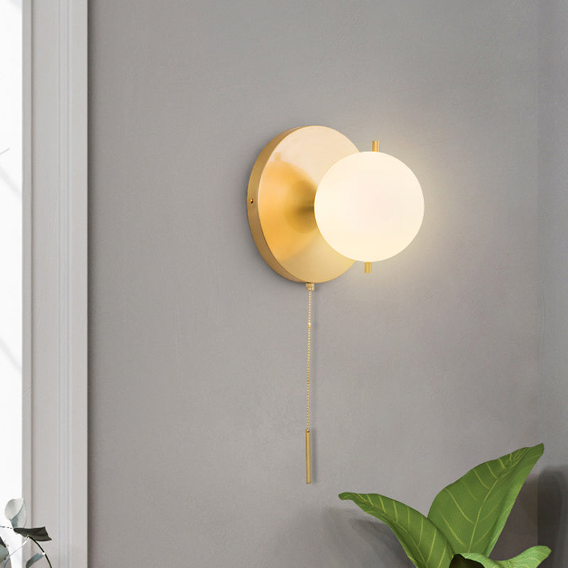 Iluminación de pared de esfera dorada contemporánea 1 bombilla lámpara de vidrio lechoso lámpara para dormitorio