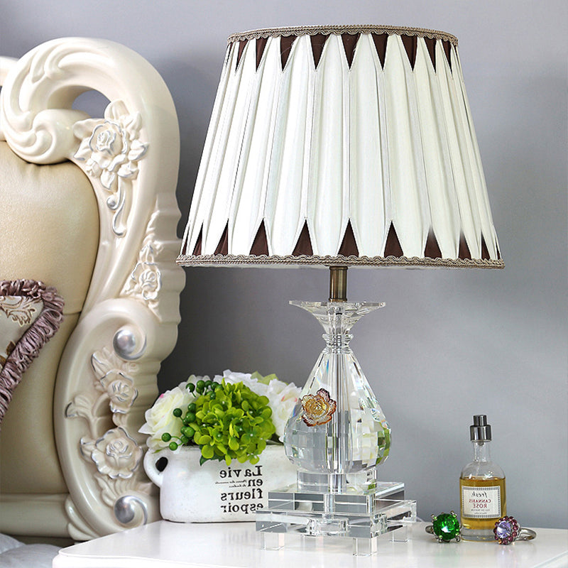 Lampe de table à bulbe unique Rural Plissée de tissu de nuit Lumière en blanc avec une base en cristal pour la chambre