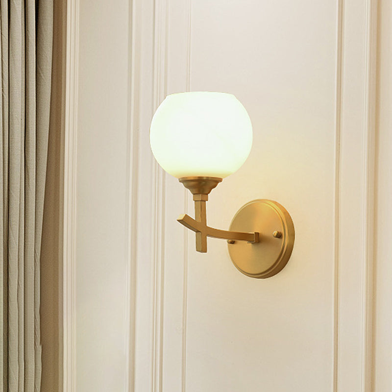 Modern gewapend SCONCE LICHT METALEN 1 KOP WANDEL MOUNT LAMP IN MESSEN MET BALL OPAL GLASS TADHE