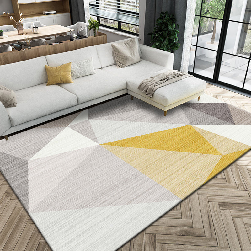 Mehrfarbiger dreieckiger Spleißteppich aus Polyester, minimalistischer, pflegeleichter Innenteppich für das Wohnzimmer