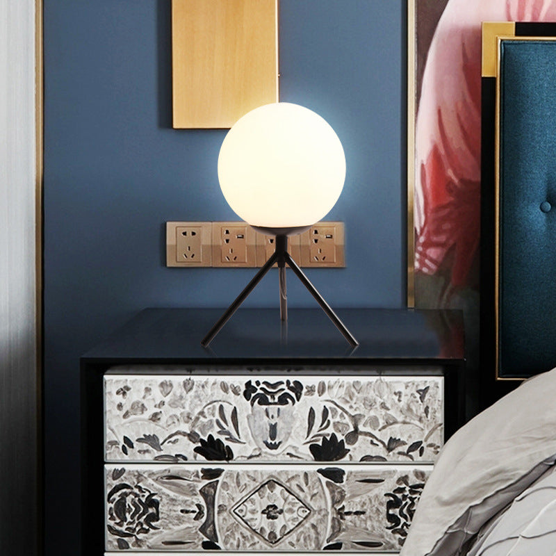 Lampada da tavolo minimalista con paralume a globo in vetro bianco, 1 lampadina, treppiede, camera da letto, comodino