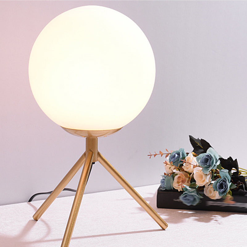 Lampada da tavolo minimalista con paralume a globo in vetro bianco, 1 lampadina, treppiede, camera da letto, comodino