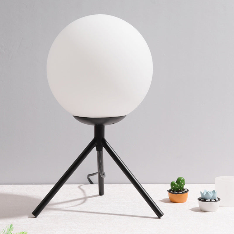 Lampada da tavolo minimalista con paralume a globo in vetro bianco, 1 lampadina, treppiede, camera da letto, comodino