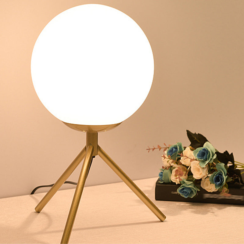 Lampada da tavolo minimalista con paralume a globo in vetro bianco, 1 lampadina, treppiede, camera da letto, comodino