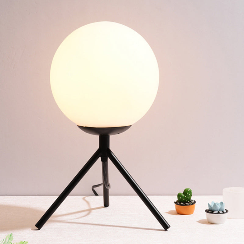Lampada da tavolo minimalista con paralume a globo in vetro bianco, 1 lampadina, treppiede, camera da letto, comodino