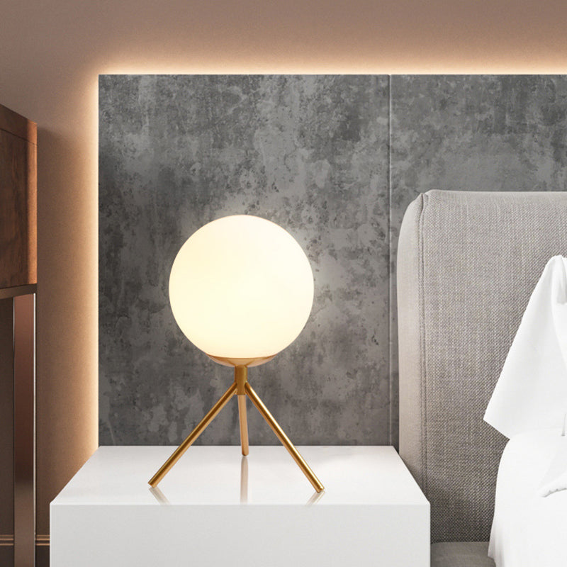 Lampada da tavolo minimalista con paralume a globo in vetro bianco, 1 lampadina, treppiede, camera da letto, comodino