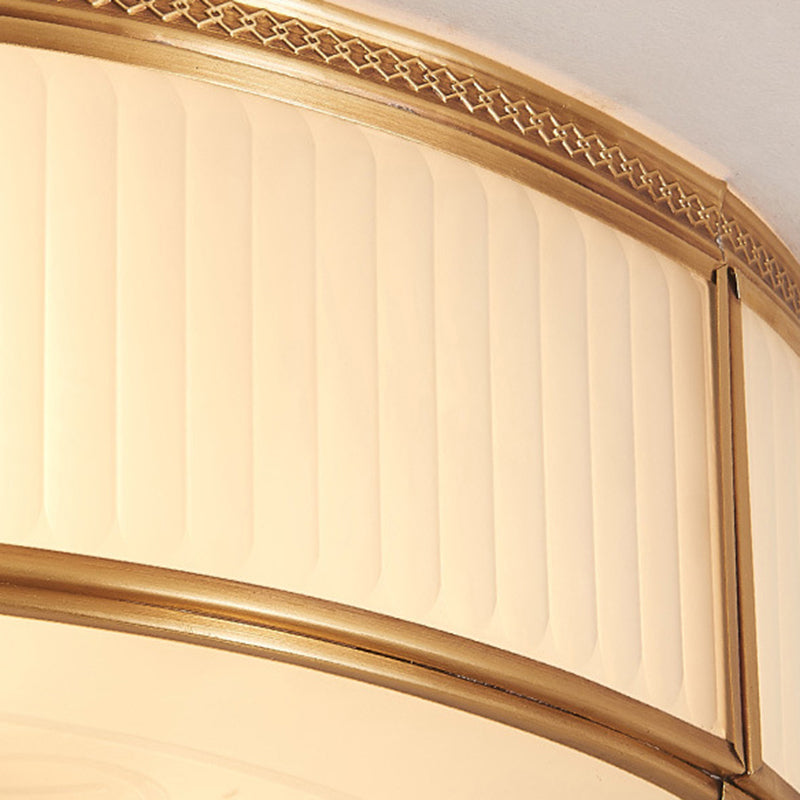 Plafonnier circulaire doré de style artistique colonial, plafonnier d'intérieur en cuivre avec abat-jour en verre