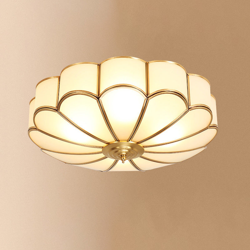 Luminaria dorada montada en el techo Vidrio de estilo tradicional con sombra cerca de la iluminación del techo