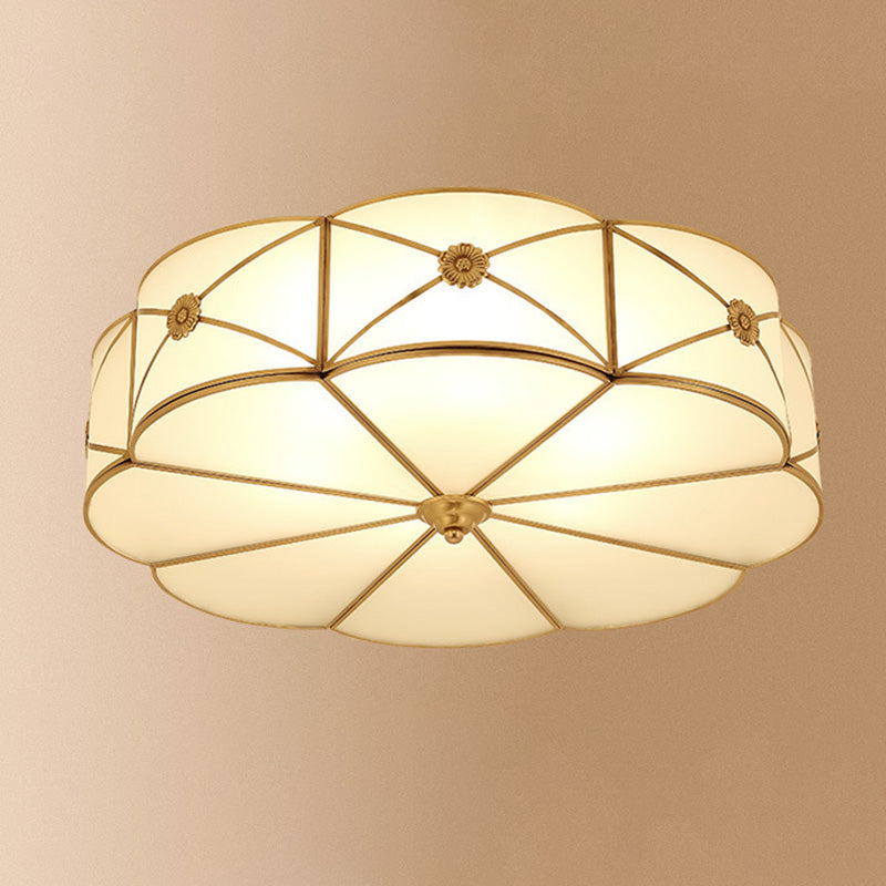 Luminaria dorada montada en el techo Vidrio de estilo tradicional con sombra cerca de la iluminación del techo