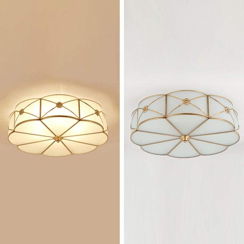 Luminaria dorada montada en el techo Vidrio de estilo tradicional con sombra cerca de la iluminación del techo