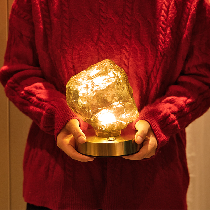 Lampada da tavolo in vetro a forma di roccia Lampada da comodino moderna con finitura dorata a 1 luce