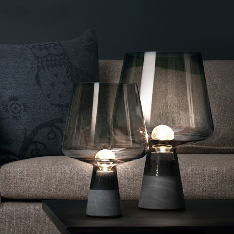 Lampada da comodino in vetro con lampada da tavolo affusolata ultramoderna per camera da letto