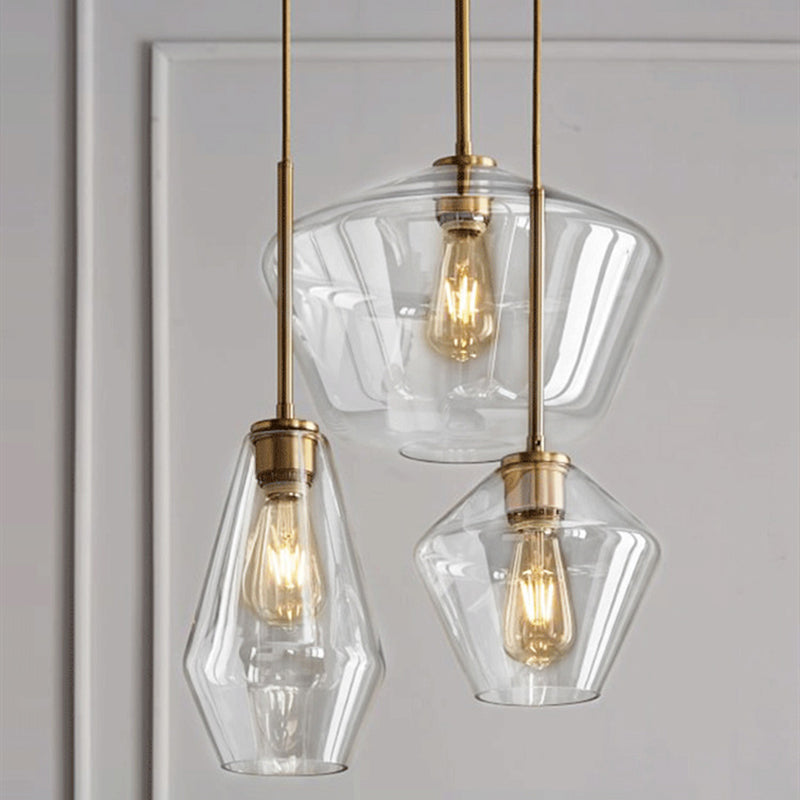 Un bicchiere di vetro leggero sospeso con la testa per la sala da pranzo