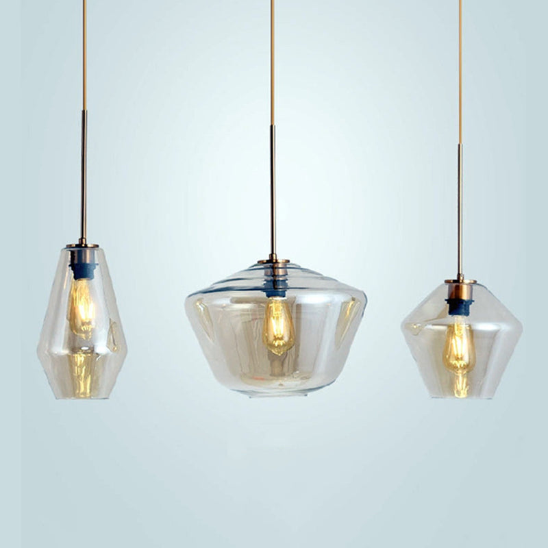 Un bicchiere di vetro leggero sospeso con la testa per la sala da pranzo