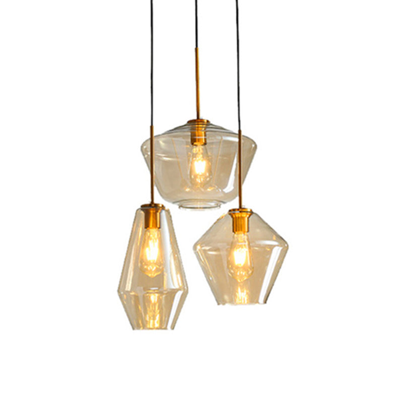 Un bicchiere di vetro leggero sospeso con la testa per la sala da pranzo