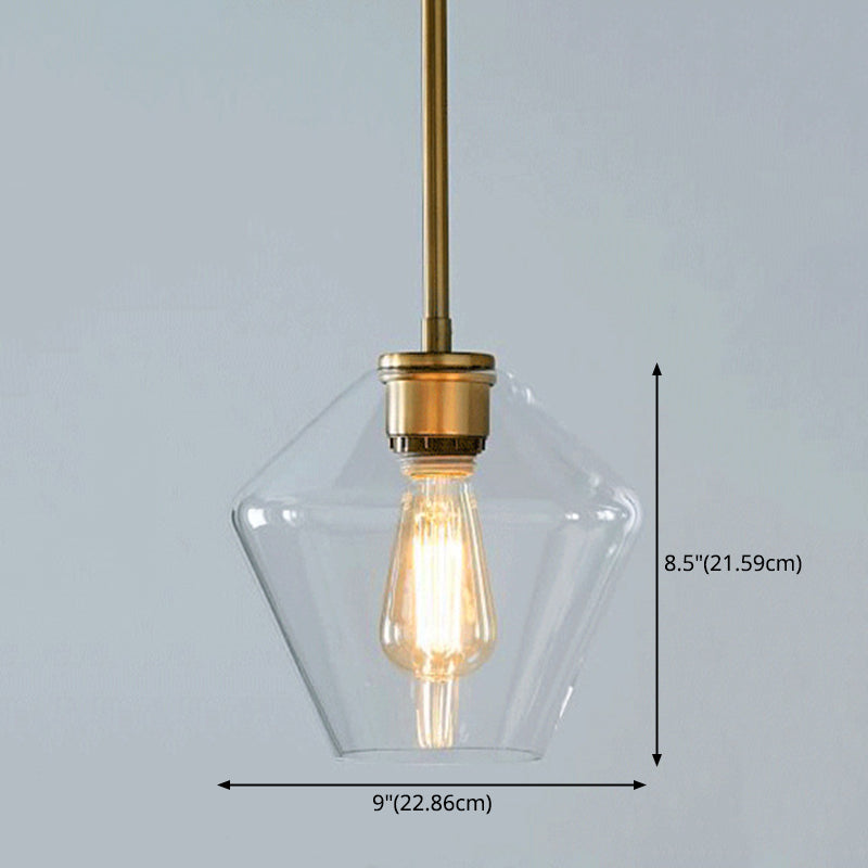 Un bicchiere di vetro leggero sospeso con la testa per la sala da pranzo