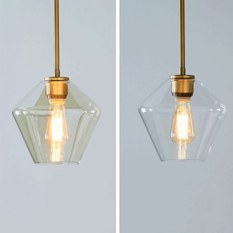 Un bicchiere di vetro leggero sospeso con la testa per la sala da pranzo