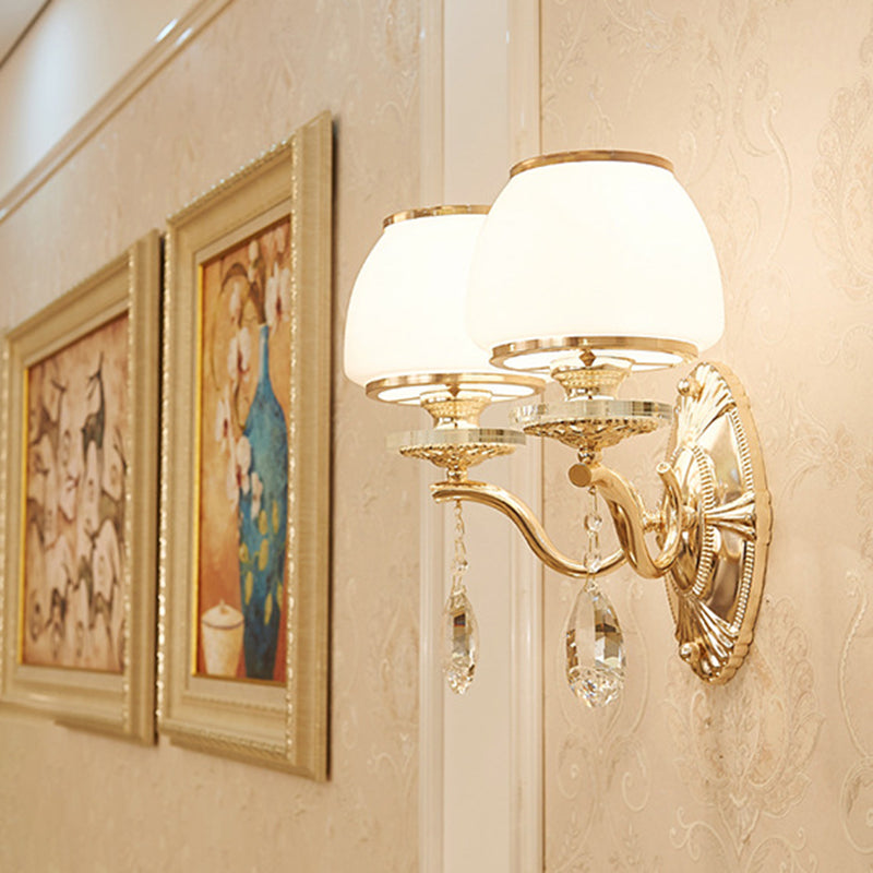 Traditionelle Kuppelwandleuchte 1/2 Köpfe weiße Glaswandleuchten in Messing mit baumelnden Kristall