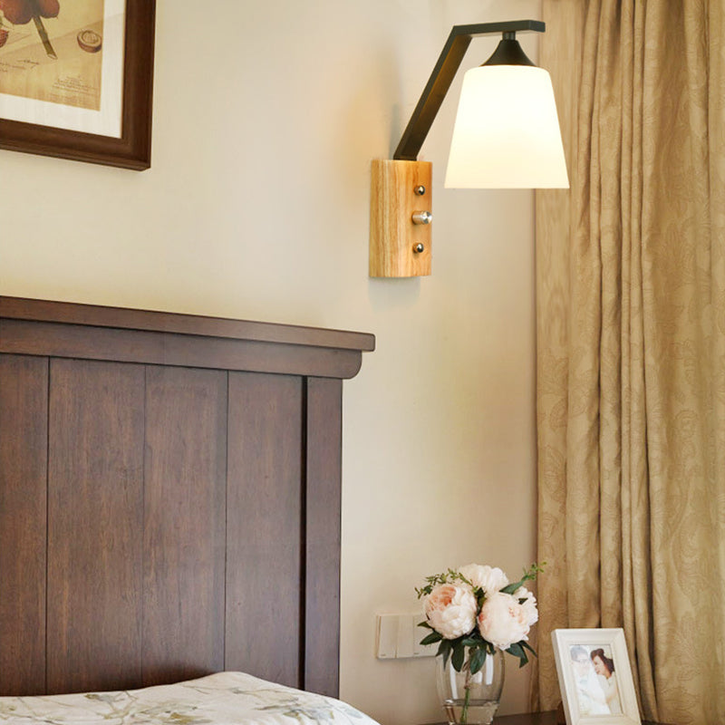 Lámpara de pared de cono de madera en un estilo de pared de hierro forjado moderno de estilo conciso con sombra de vidrio blanco