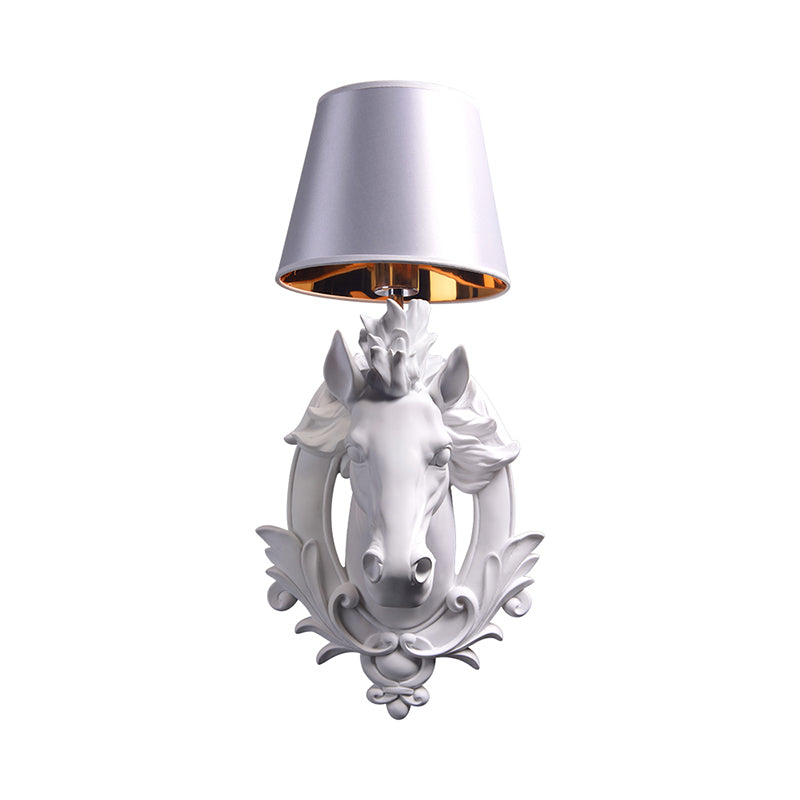 Lámpara de montaje en pared de caballo blanco, aplique de pared de resina con 1 bombilla y pantalla cónica para sala de estar, 9,5 "/12" de ancho