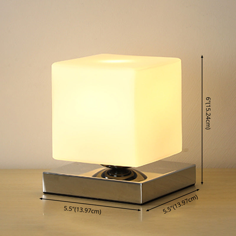 Lampada da tavolo geometrica con finitura cromata Lampada da comodino moderna in vetro bianco a 1 testa con decorazioni giocattolo