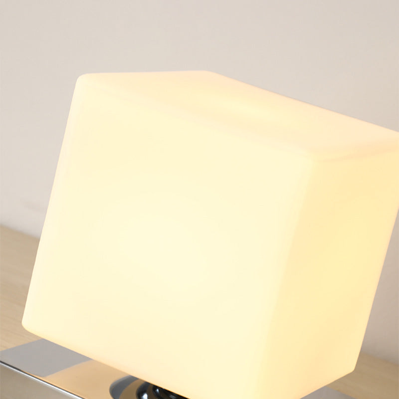 Lampada da tavolo geometrica con finitura cromata Lampada da comodino moderna in vetro bianco a 1 testa con decorazioni giocattolo
