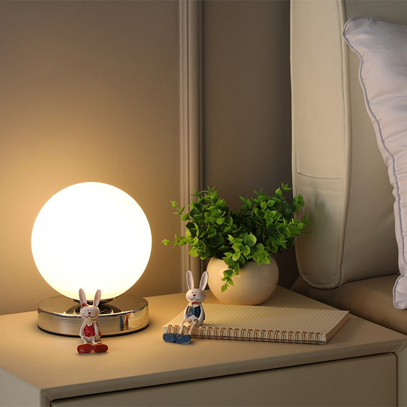 Lampada da tavolo geometrica con finitura cromata Lampada da comodino moderna in vetro bianco a 1 testa con decorazioni giocattolo