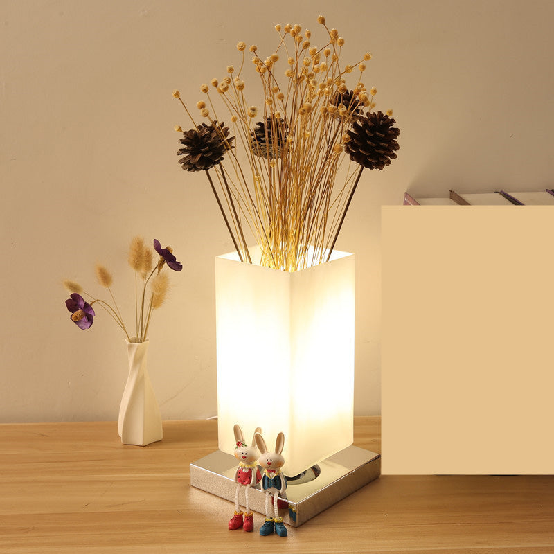Lampada da tavolo con fiori e vasi Lampada da notte cromata a 1 luce in vetro bianco nordico con decorazioni floreali