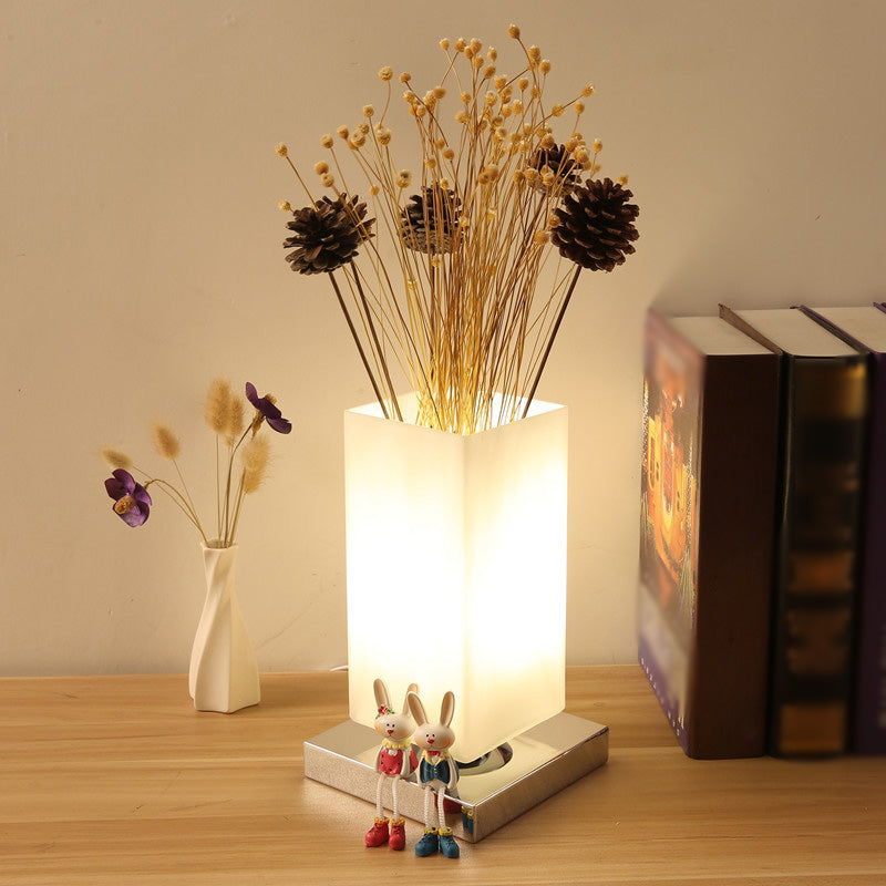 Lampada da tavolo con fiori e vasi Lampada da notte cromata a 1 luce in vetro bianco nordico con decorazioni floreali