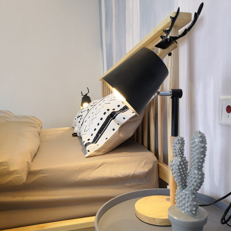Lámpara de mesa de sombra cónica de metal nórdico de metal de 1 luz de la mesa del dormitorio con base de madera