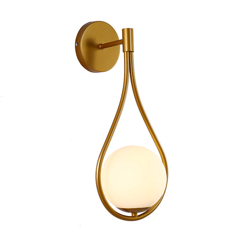 Luz de pared colgante de hierro forjado en una moderna lámpara de pared de vidrio de globo creativo para el dormitorio