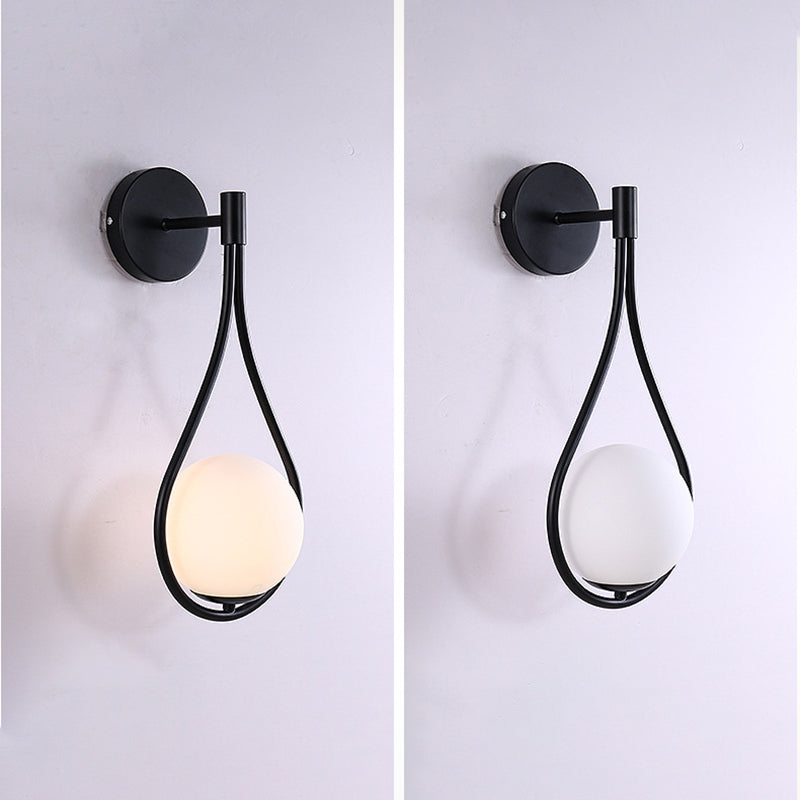 Luz de pared colgante de hierro forjado en una moderna lámpara de pared de vidrio de globo creativo para el dormitorio