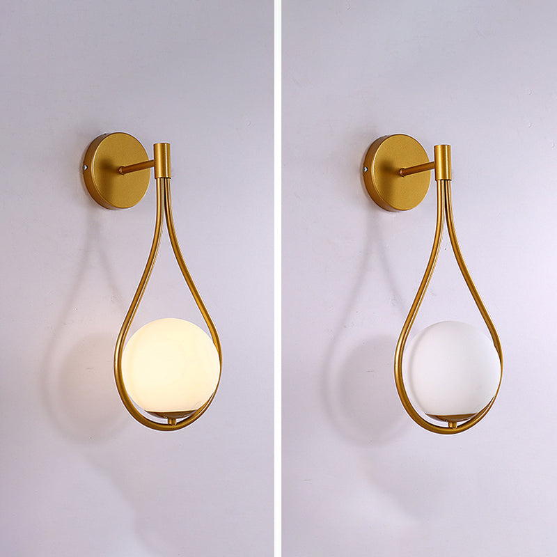 Luz de pared colgante de hierro forjado en una moderna lámpara de pared de vidrio de globo creativo para el dormitorio