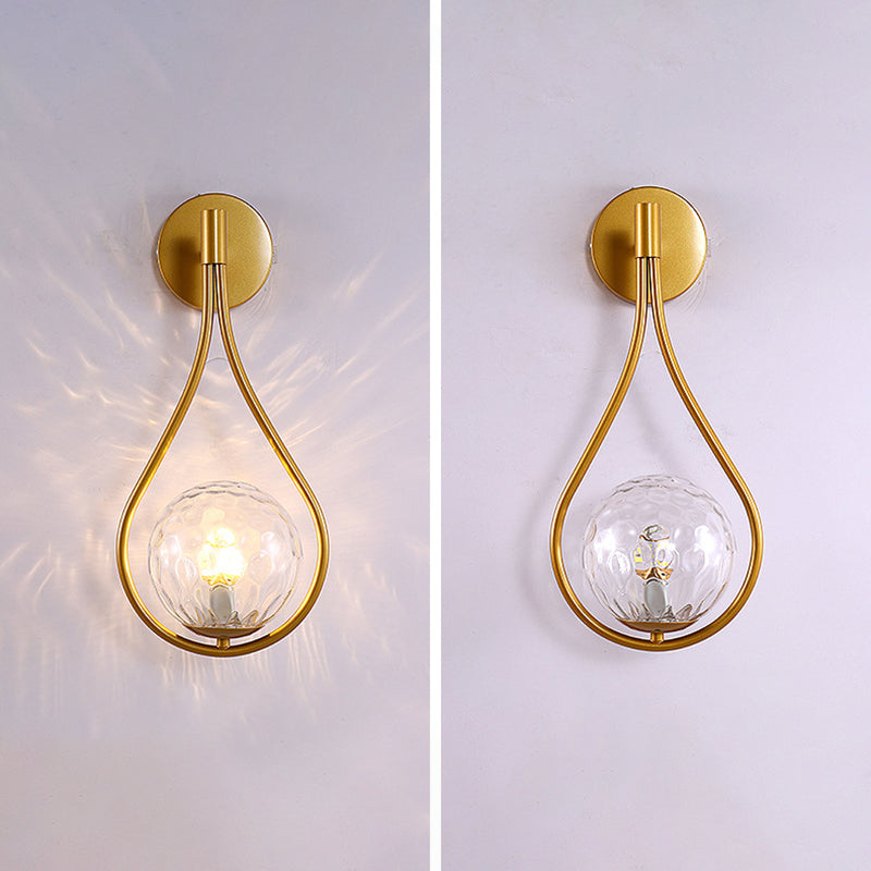 Luz de pared colgante de hierro forjado en una moderna lámpara de pared de vidrio de globo creativo para el dormitorio