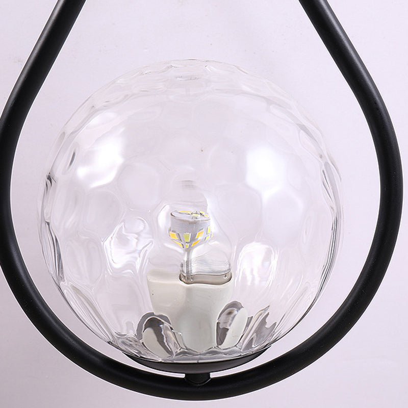 Luz de pared colgante de hierro forjado en una moderna lámpara de pared de vidrio de globo creativo para el dormitorio