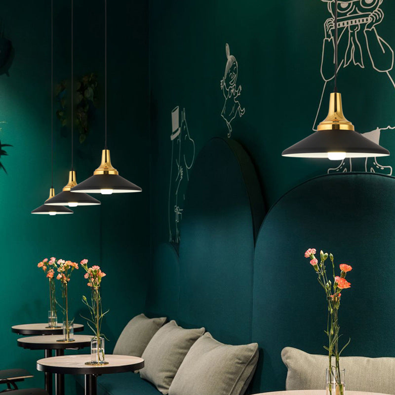 Triangle Dinning Room Down Lighting Pendant Metal Metal Modern Style suspendu Pendant Light