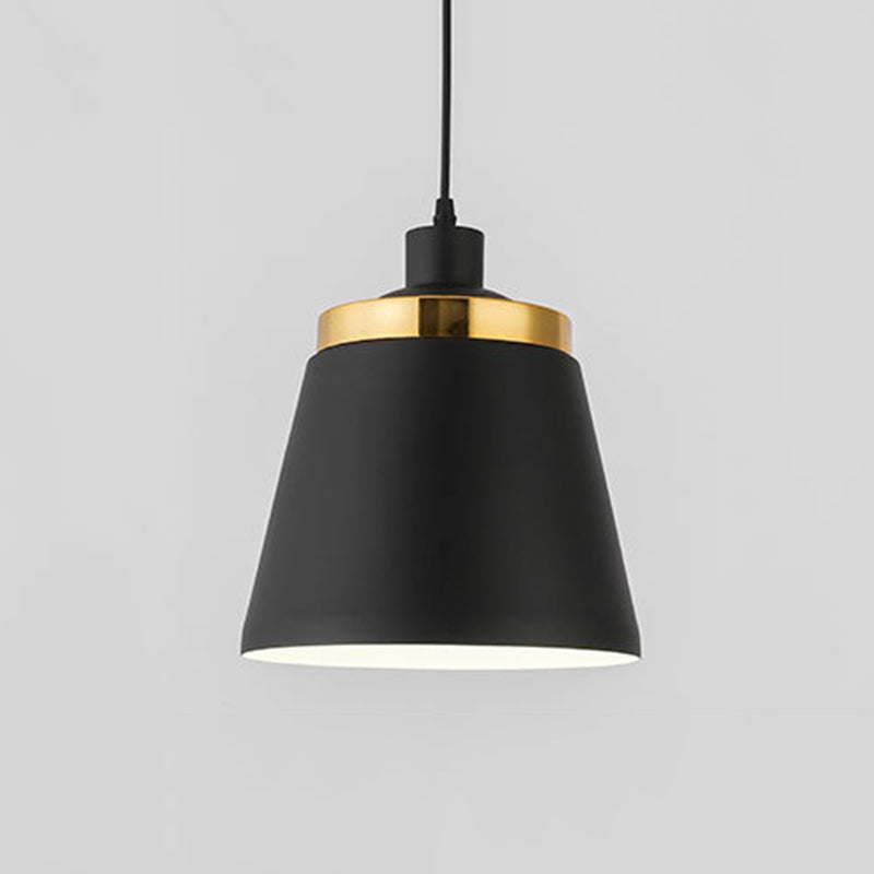 Plafonnier à pendentif conique de style moderne.