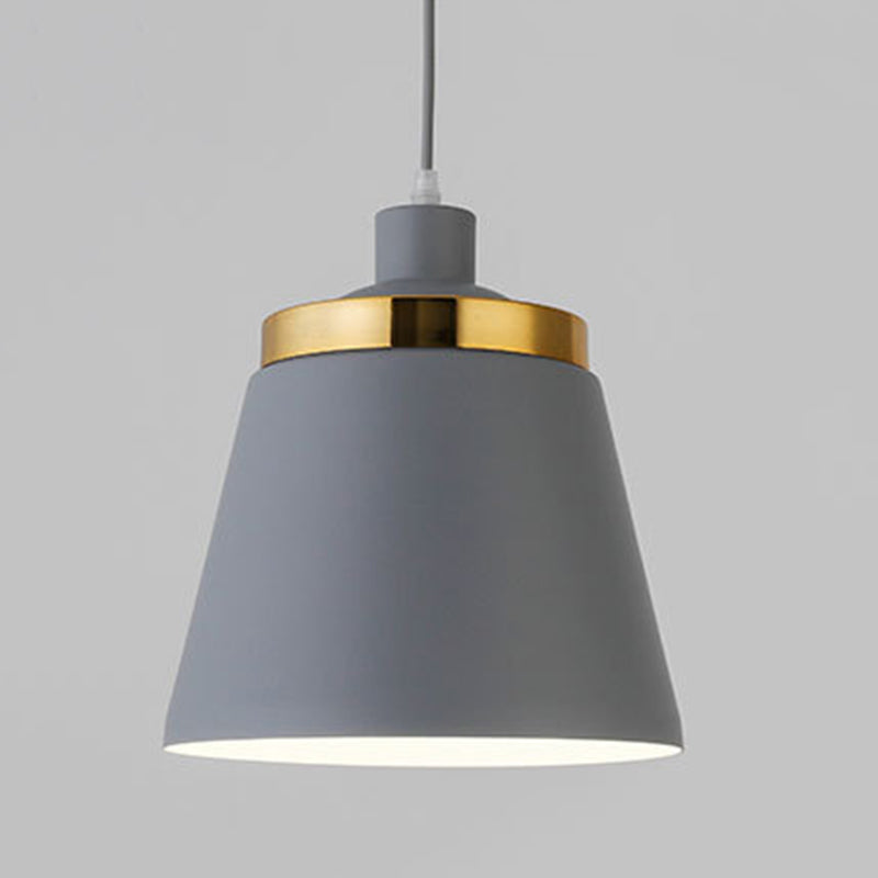 Plafonnier à pendentif conique de style moderne.