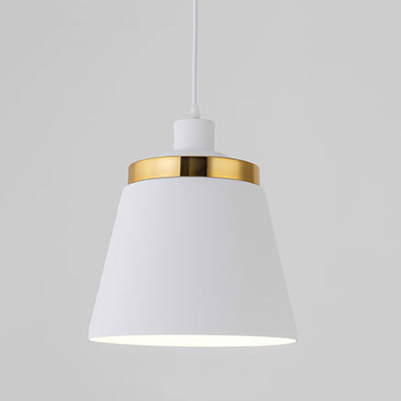 Plafonnier à pendentif conique de style moderne.