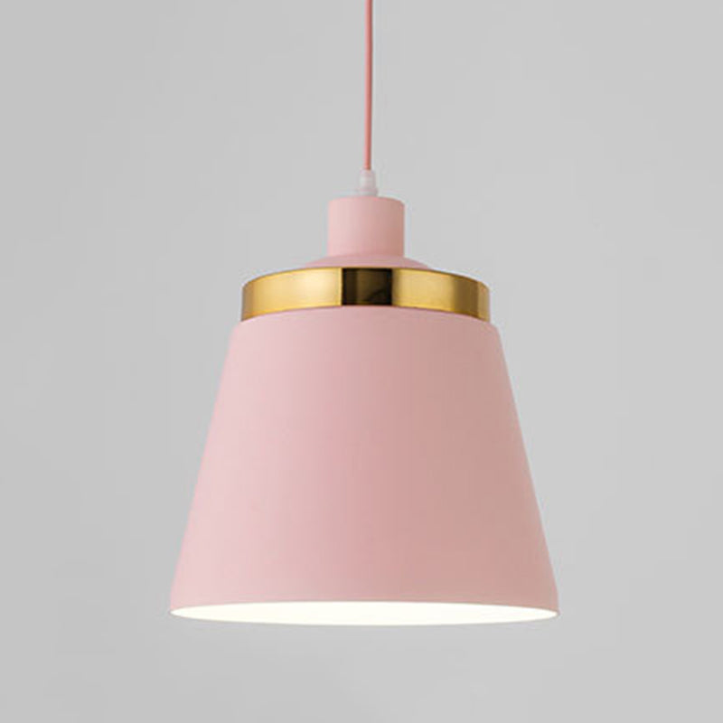 Plafonnier à pendentif conique de style moderne.