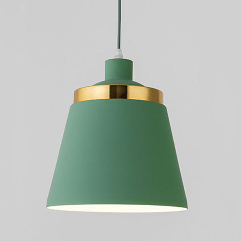 Plafonnier à pendentif conique de style moderne.