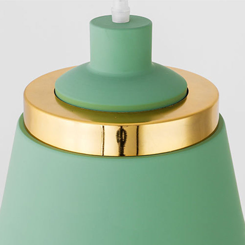 Plafonnier à pendentif conique de style moderne.