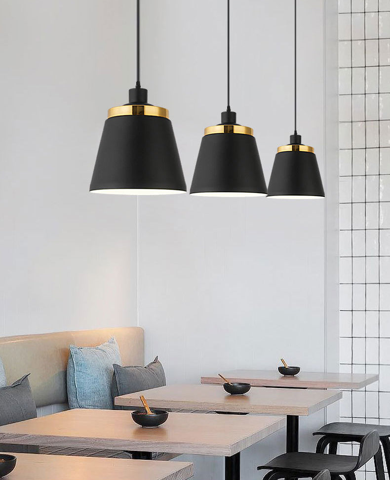 Plafonnier à pendentif conique de style moderne.