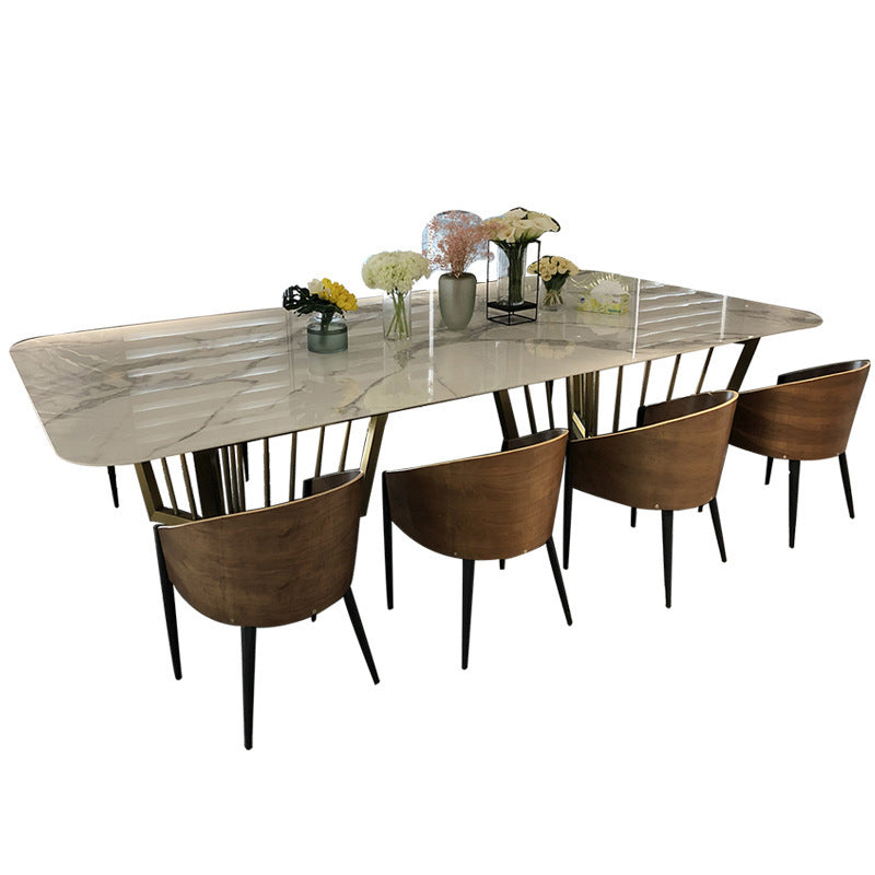 Ensemble de salle à manger en pierre fritrée moderne avec table rectangle et jeux de restauration de jambes dorées