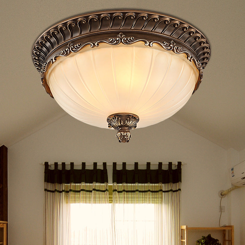 Traditionele klassieke komplafondlamp smeedijzeren binneninbouw met witte glazen kap