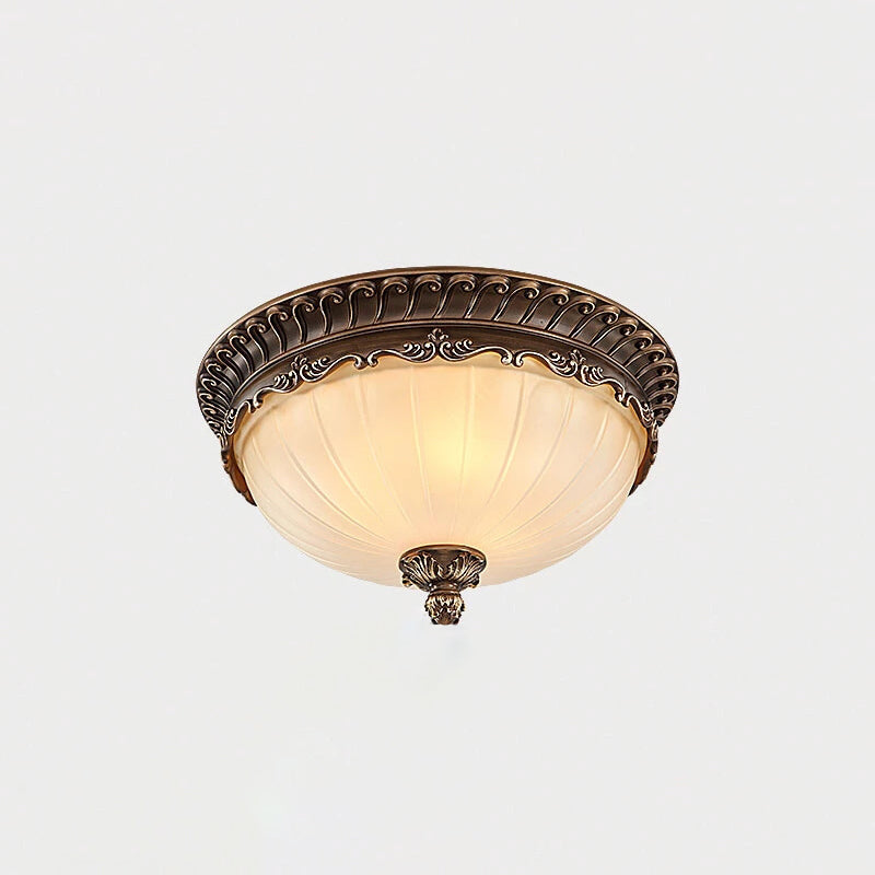 Traditionele klassieke komplafondlamp smeedijzeren binneninbouw met witte glazen kap