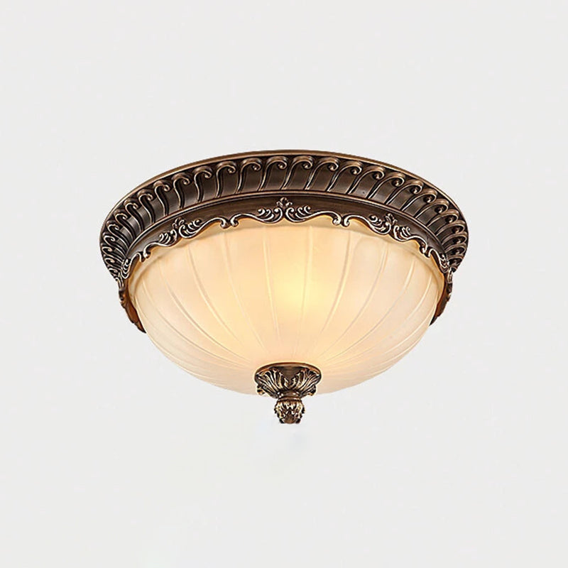 Traditionele klassieke komplafondlamp smeedijzeren binneninbouw met witte glazen kap