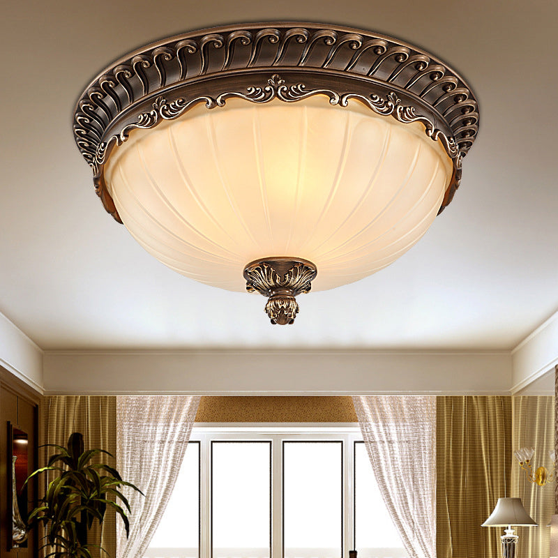 Traditionele klassieke komplafondlamp smeedijzeren binneninbouw met witte glazen kap